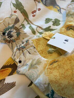 Pair of hen potholders with pockets on each side NWT